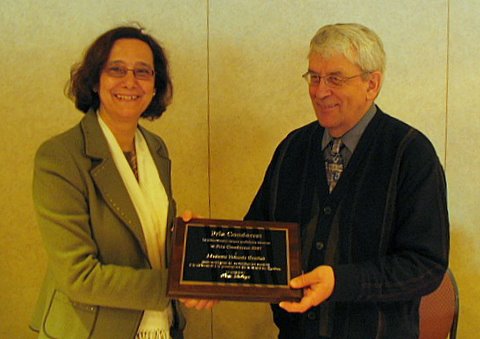 Remise du prix à Yolande Geadah, par Henri Laberge